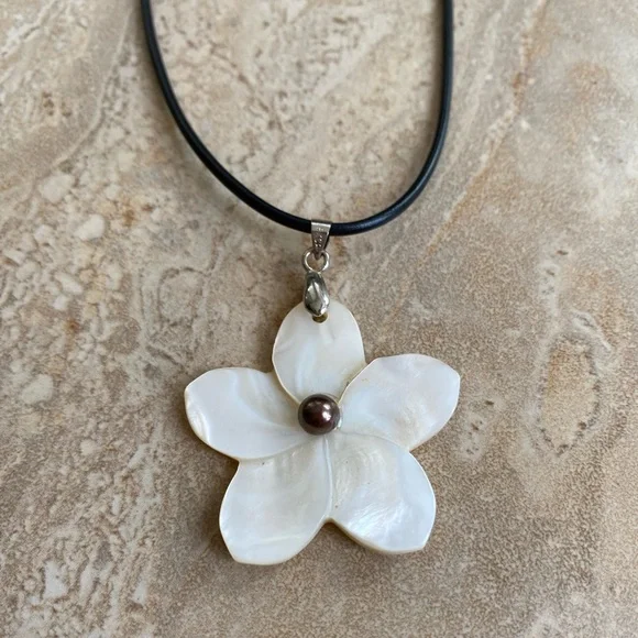 NWOT Seashell White Flower Pendant Necklace (18” Cord) - Picture 3 of 5